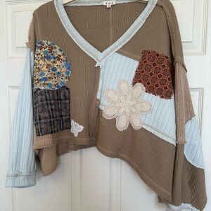 POL CROPPED & OVERSIZED Cut and Sewn Patch Top in Mocha Multi